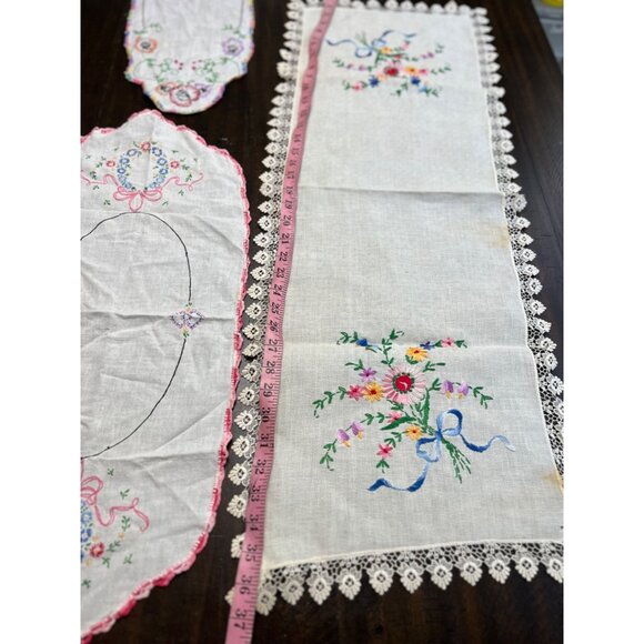 Vintage Embroidered Linen table runner Set Of 3 With Floral Design & Lace Trim - Picture 5 of 8